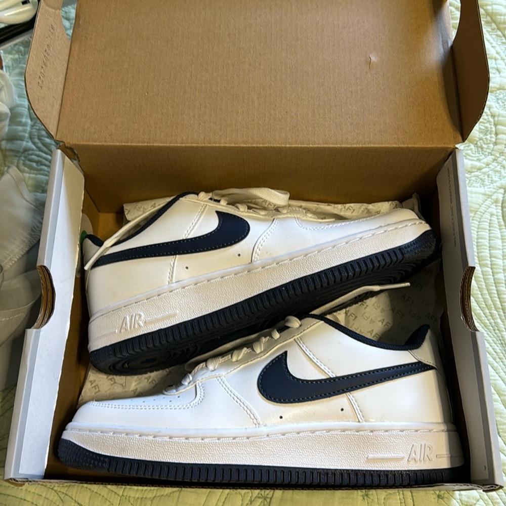 NIKE AIR FORCE 1. WORN ONE TIME. COMES WITH ORIGINAL BOX. SZ 5 BIG KIDS
